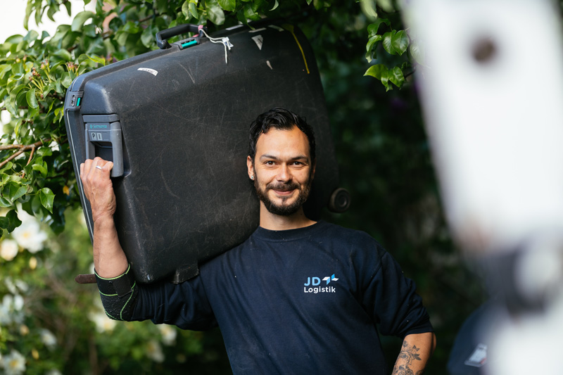 Lagermedarbejdere pakker en ordre