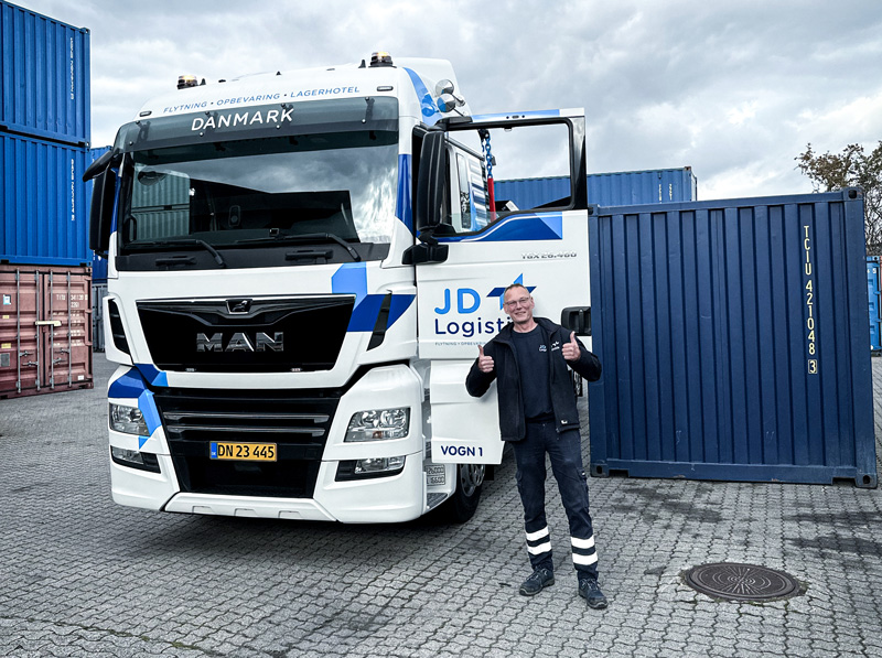 JD Logistiks sideloader levere en container på ønskede placering