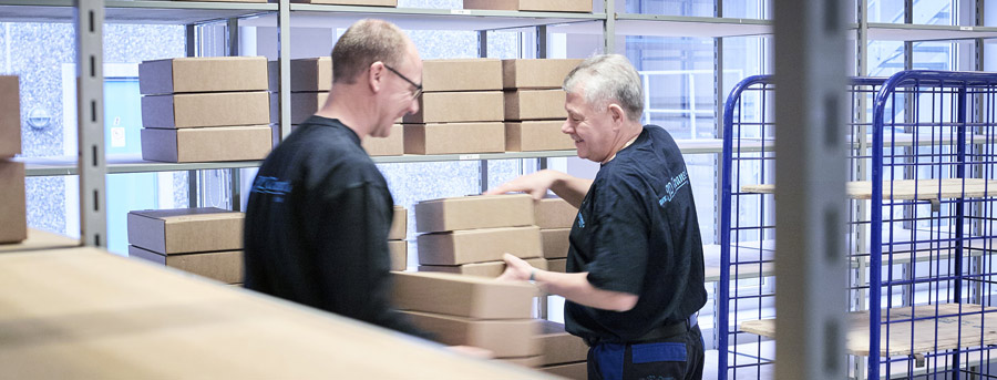 Lagermedarbejdere fra JD Logistiks lagerhotel plukker og pakker en ordre for kunden