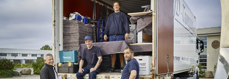 Flyttemænd fra JD Logistik læsser flyttegods af bilen