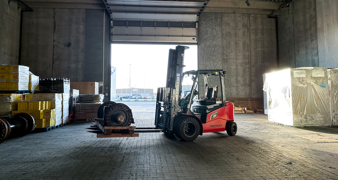 Opbevaring af maskiner på vores lager i Køge