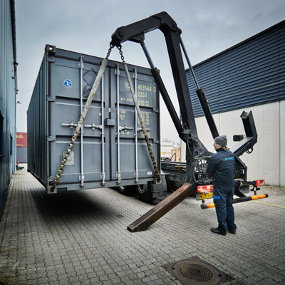 Vores sideloader sætter en container helt op af muren